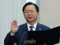 [포토] 선서하는 김부겸 행정자치부 장관 후보자