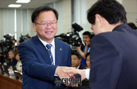 [포토] 유재중 위원장과 악수하는 김부겸 행자부장관 후보자