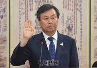 [포토] 선서하는 도종환 문체부장관 후보자