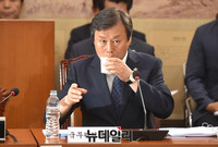 [포토] 목타는 도종환 문체부장관 후보자