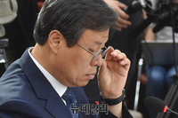 [포토] 자료 검토하는 도종환 문체부장관 후보자