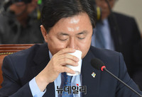 [포토] 물마시는 김영춘 해양수산부 장관 후보자