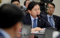 [포토] 질문에 답하는 김영춘 해양수산부 장관 후보자
