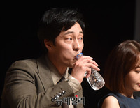[포토] 군함도 소지섭 '물만 마셔도 화보'