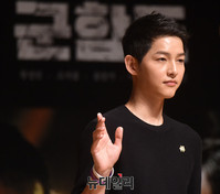 [포토] 송준기, 여심 녹이는 손인사