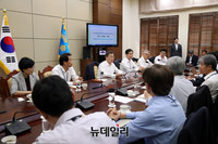 [포토] 수석 보좌관회의 주재하는 文대통령