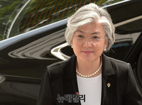 [포토] 외교부 들어서는 강경화