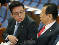 [포토] 대화나누는 정우택-이현재