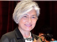 [포토] 꽃다발 받는 강경화