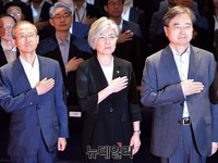 [포토] 국민의례 하는 강경화