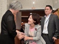 [포토] 직원들과 악수하는 강경화