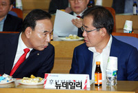 [포토] 대화 나누는 홍준표-박덕흠