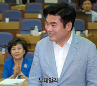 [포토] 한국당 당대표 후보자 토론회, 입장하는 원유철