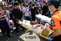 [포토] 병원으로 이송되는 사드배치 찬성 집회 여성참가자