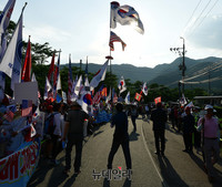 [포토] 성주 사드포대 입구서 펄럭인 태극기와 성조기