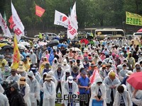 [포토] 민중의례 하는 집회 참가자