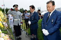 [포토] 유엔전몰용사추모제서 헌화하는 김경재 총재-양재생 회장