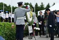 [포토] 헌화하는 서병수 부산시장