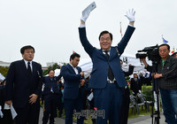 [포토] 만세삼창하는 김경재 총재