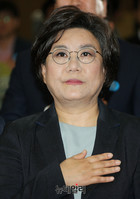 [포토] 국민의례하는 이혜훈 바른정당 신임 당대표