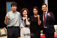 [포토] 연극 '대학살의신' 무대에 선 송일국-이지하-최정원-남경주