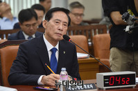 [포토] 의원들의 질문 메모하는 송영무 국방부 장관 후보자