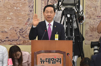 [포토] 선서하는 김상곤 사회부총리 겸 교육부장관 후보자