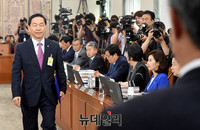 [포토] 선서문 전달하는 김상곤 후보자