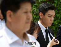 [포토] 대마흡연 혐의, 첫 공판 마치고 법정나서는 빅뱅 탑