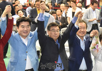 [포토] 손들어 인사하는 자유한국당 당 대표 후보자들