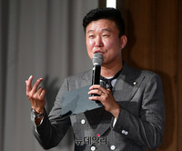 [포토] 클론 20주년 기념 앨범 쇼케이스 사회 맡은 홍록기