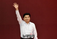 [포토] 지지자들에게 손들어 인사하는 원유철 당대표 후보