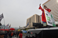 [포토] 왕 복장으로 최저임금 만원 주장하는 시위참가자