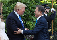 [포토] 손 잡은 문재인-트럼프 韓美대통령