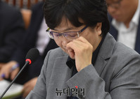 [포토] 안경 고쳐쓰는 김은경 환경부 장관 후보자