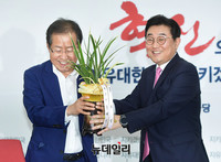 [포토] 文대통령 축하난 받는 홍준표 자유한국당 대표