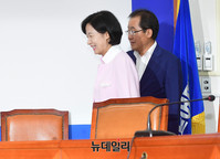 [포토] 입장하는 추미애-홍준표 대표