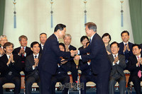 [포토] 임명장 받는 김상곤 사회부총리 겸 교육부장관