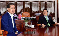 [포토] 대화나누는 정세균 국회의장-홍준표 신임대표