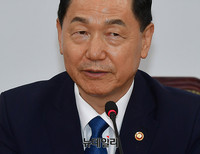 [포토] 장관배지 단 김상곤 사회부총리 겸 교육부장관