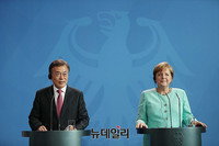 [포토] 언론 발표하는 문재인-메르켈