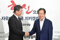 [포토] 정샤오성 대외연락부 부부장과 악수 나누는 홍준표 대표