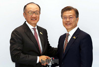 [포토] 악수하는 문재인 대통령-김용 세계은행총재