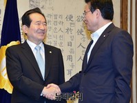 [포토] 악수하는 정세균-정우택