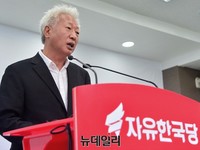 [포토] 질문에 답하는 류석춘 자유한국당 혁신위원장