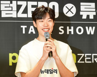 [포토] 토크쇼서 근황 소개하는 배우 류준열