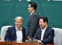 [포토] 자리로 향하는 국민의당 박지원 의원