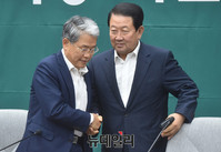 [포토] 악수 나누는 박주선 비대위원장과 김동철 원내대표