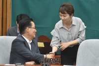 [포토] 악수 나누는 박지원-이언주