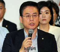 [포토] 모두발언하는 자유한국당 정우택 원내대표